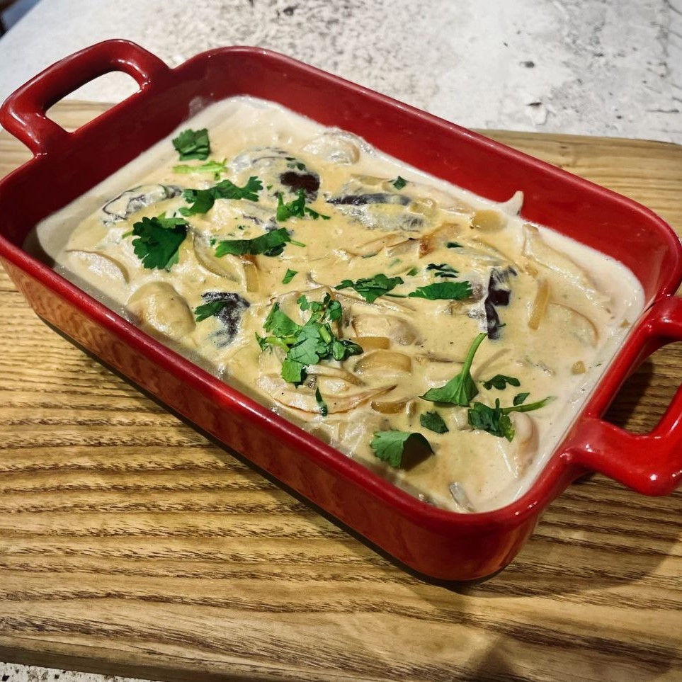 Roasted wild mushrooms, champignons and oyster mushrooms in a spicy sauce
